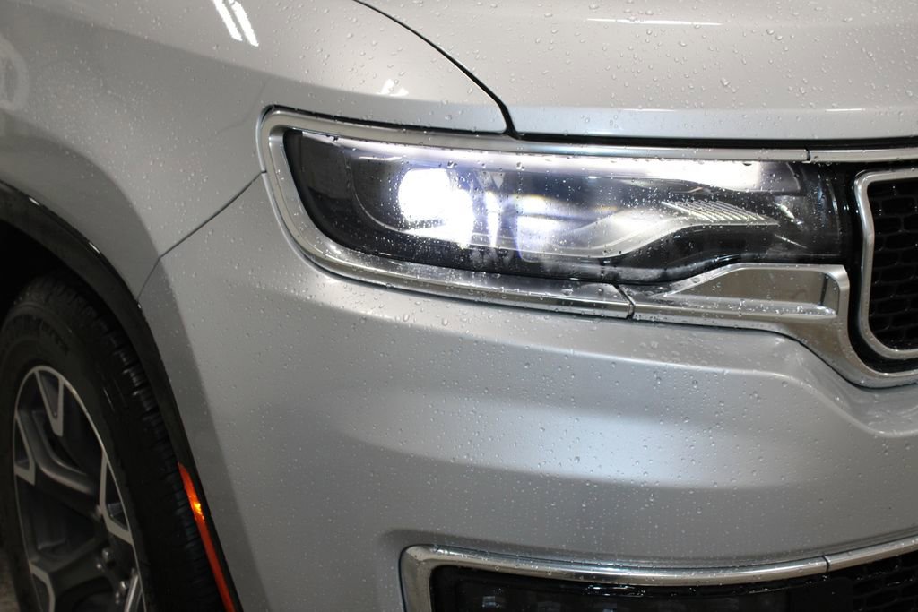 Used 2023 Jeep Wagoneer L Series III w/ Preferred Equipment Group image 12