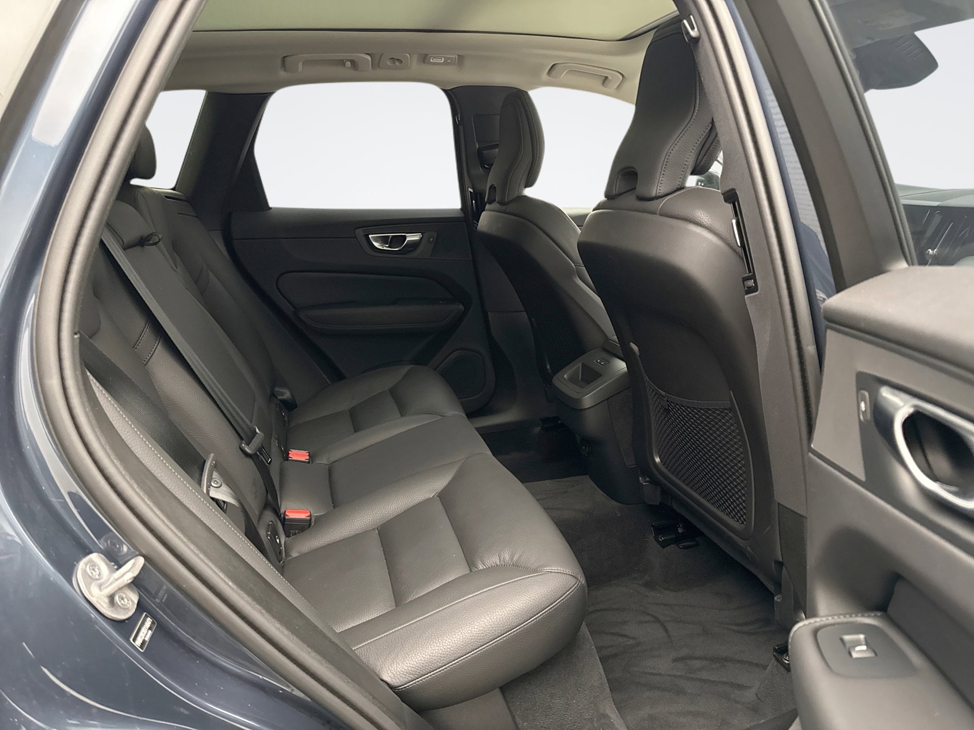 Used 2025 Volvo XC60 B5 Plus image 17