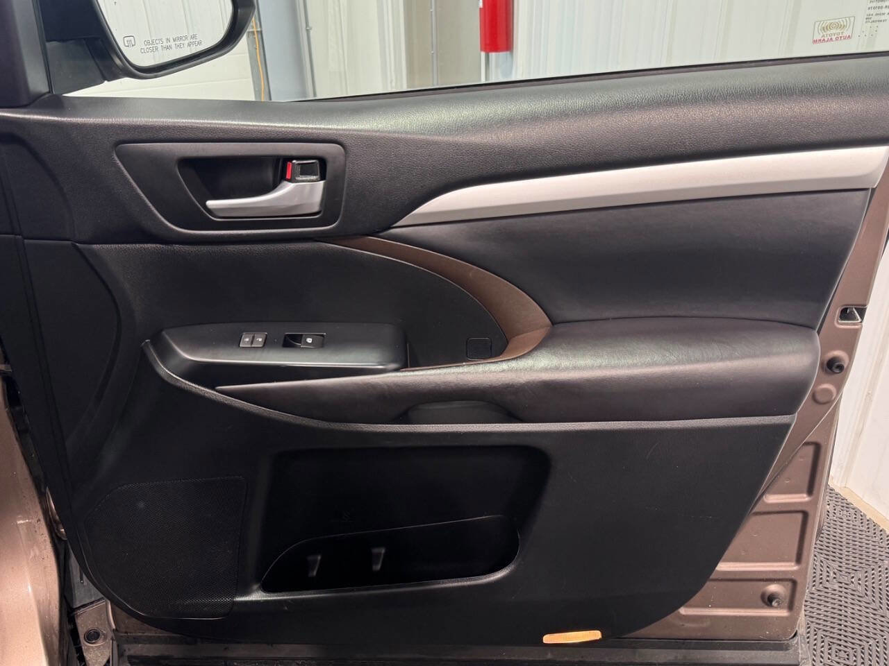 Used 2017 Toyota Highlander XLE image 18