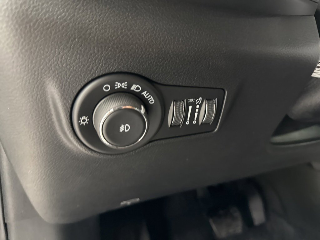 New 2025 Jeep Compass Limited w/ Sun & Sound Group image 18