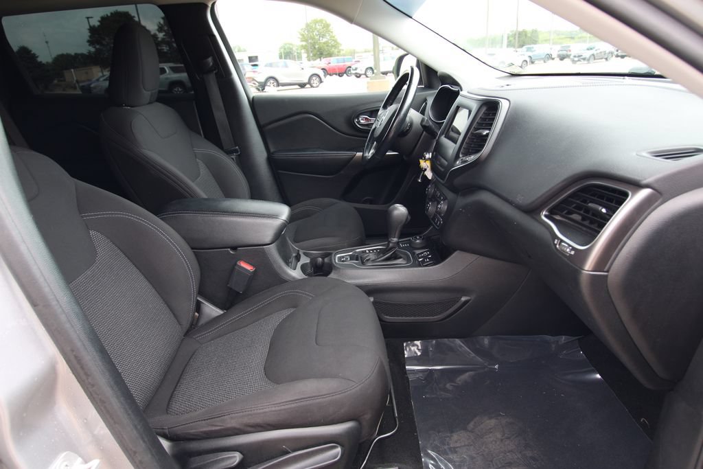 Used 2020 Jeep Cherokee Latitude w/ Cold Weather Group AWD/4WD image 8