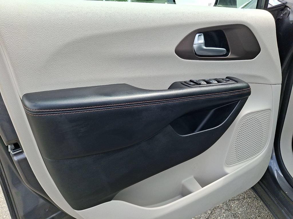 Used 2018 Chrysler Pacifica Touring-L FWD image 15