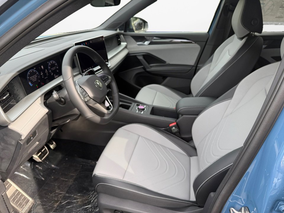 New 2026 Volkswagen Tiguan SE R-Line AWD/4WD image 9