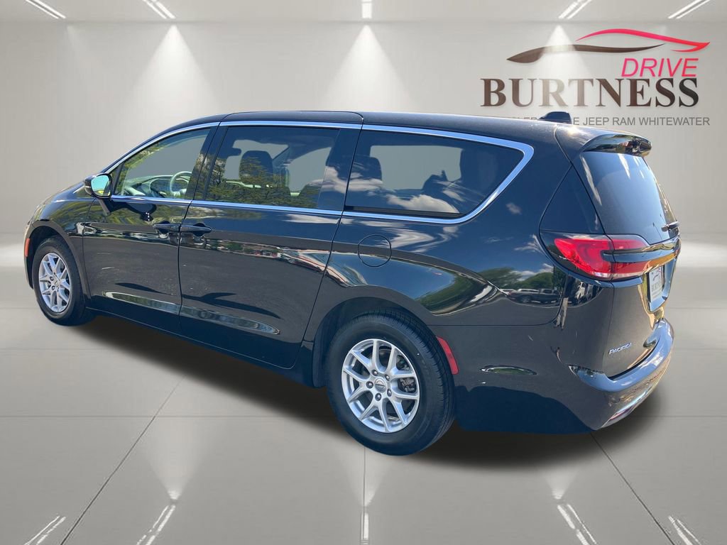 Used 2024 Chrysler Pacifica Touring-L FWD image 4