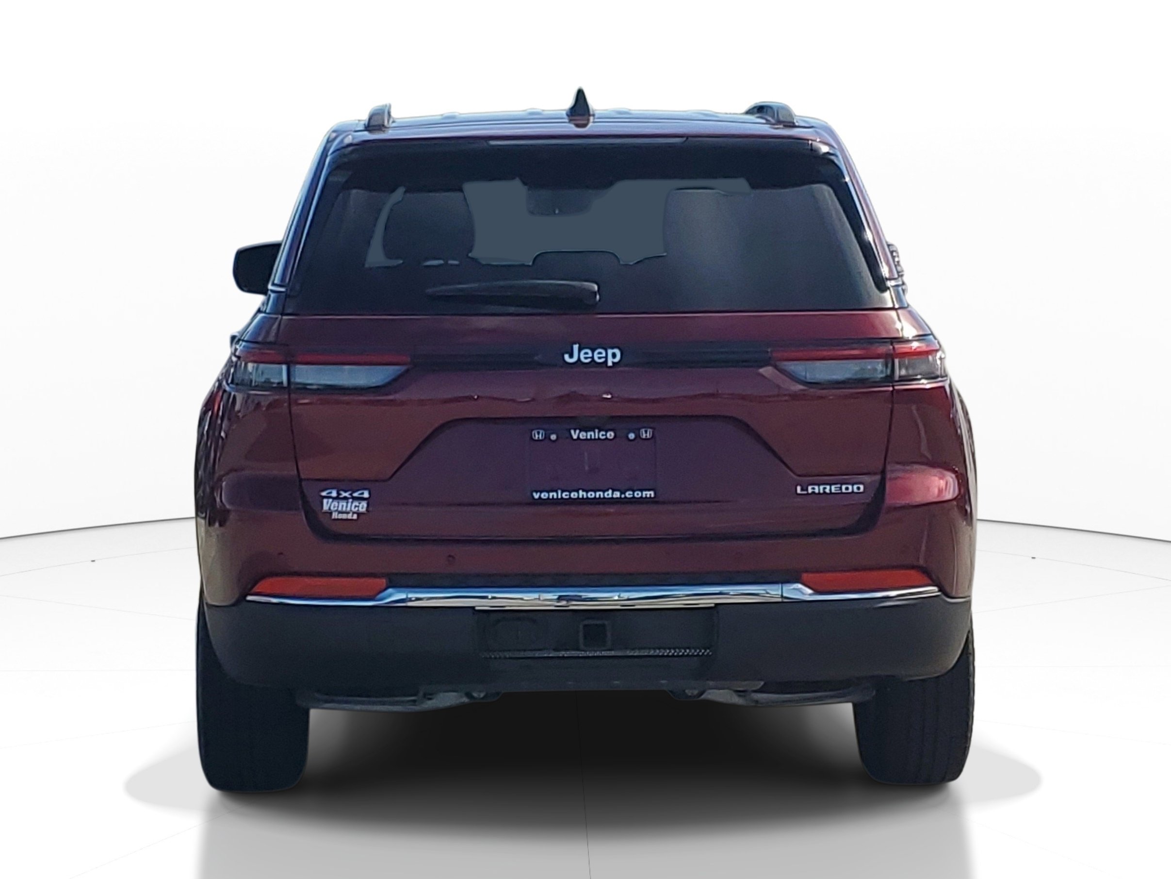 Used 2025 Jeep Grand Cherokee Laredo w/ Trailer Tow Package AWD/4WD image 5