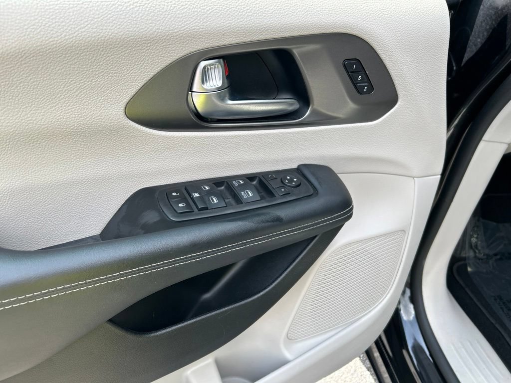 Used 2023 Chrysler Pacifica Touring-L FWD image 11