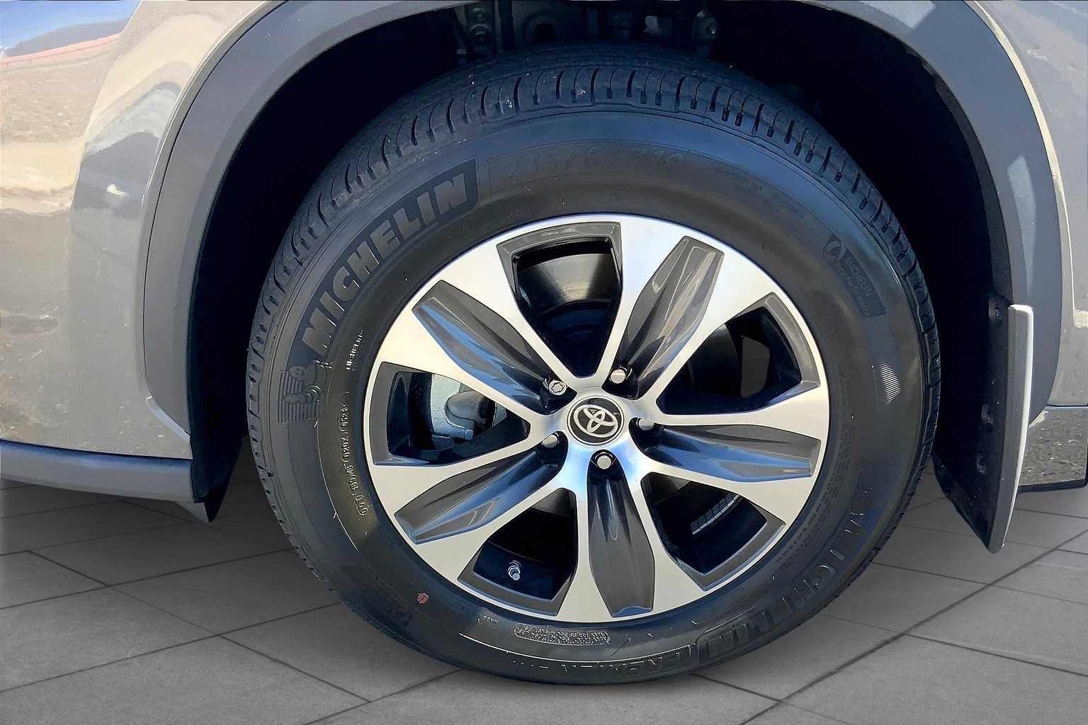 Certified 2023 Toyota Highlander XLE image 9