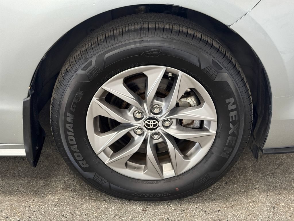 Used 2024 Toyota Sienna XLE FWD image 26