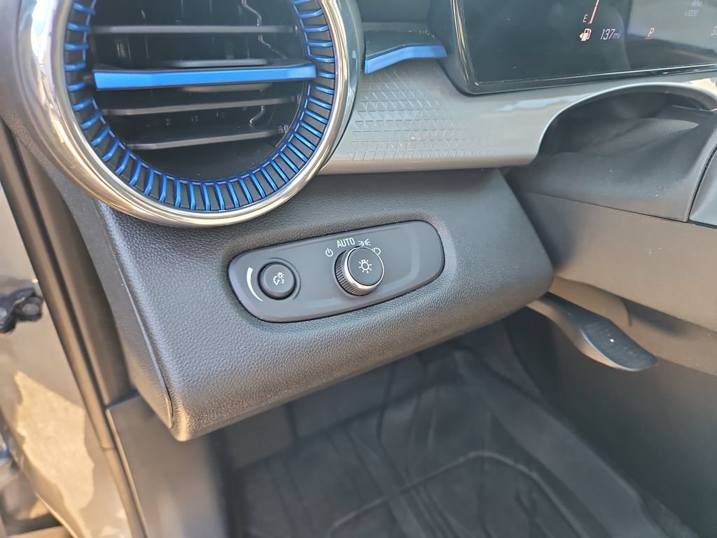 Used 2025 Chevrolet Trax LT w/ Driver Confidence Package FWD image 20