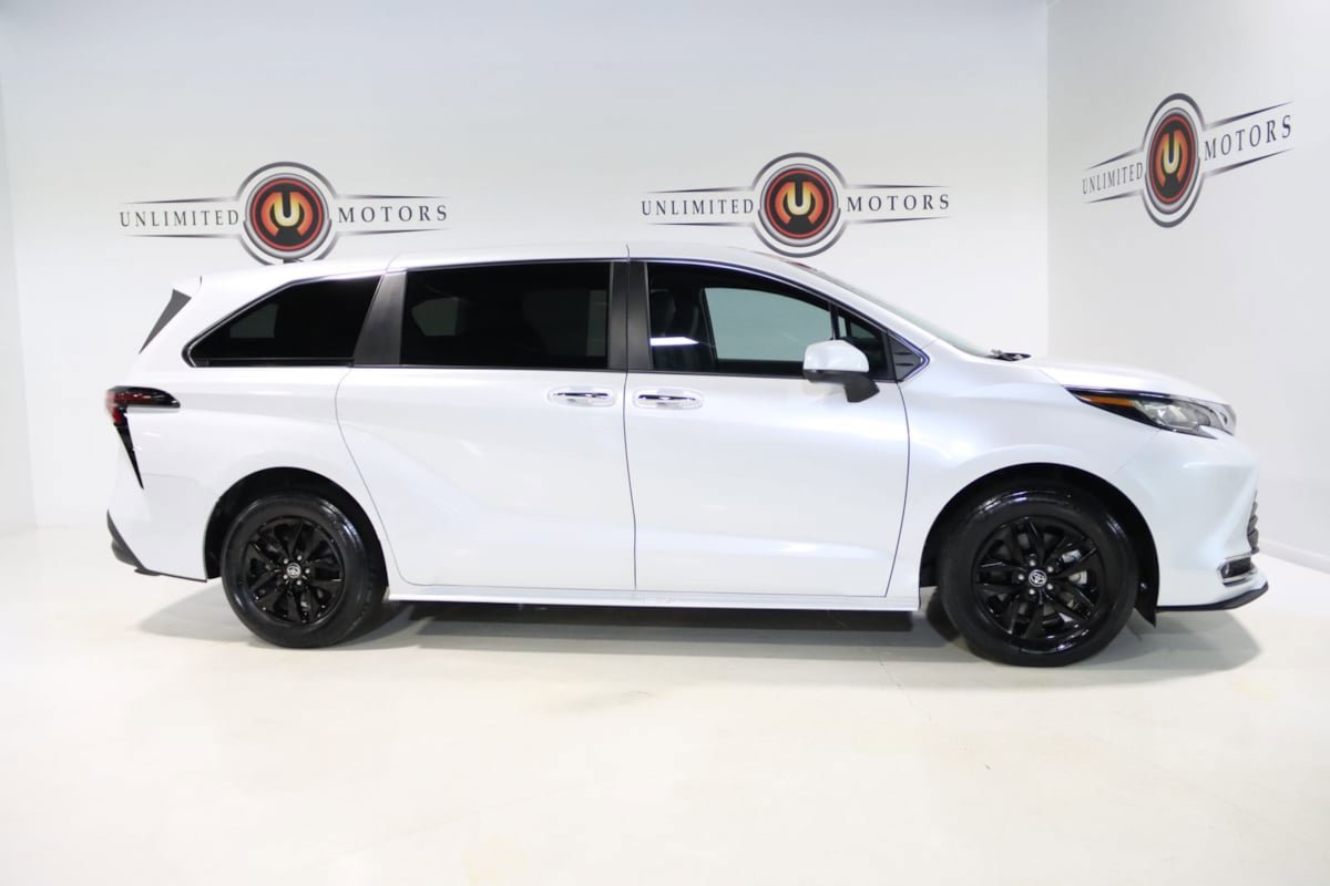 Used 2023 Toyota Sienna XLE FWD image 27