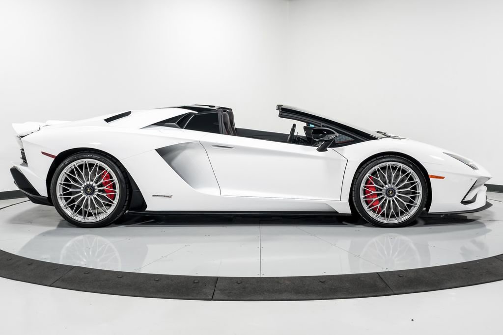 Used 2018 Lamborghini Aventador S image 2