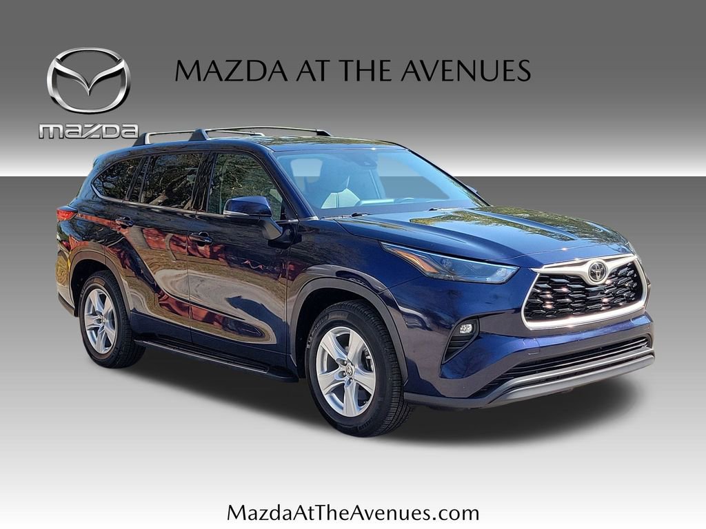 Used 2022 Toyota Highlander LE image 3