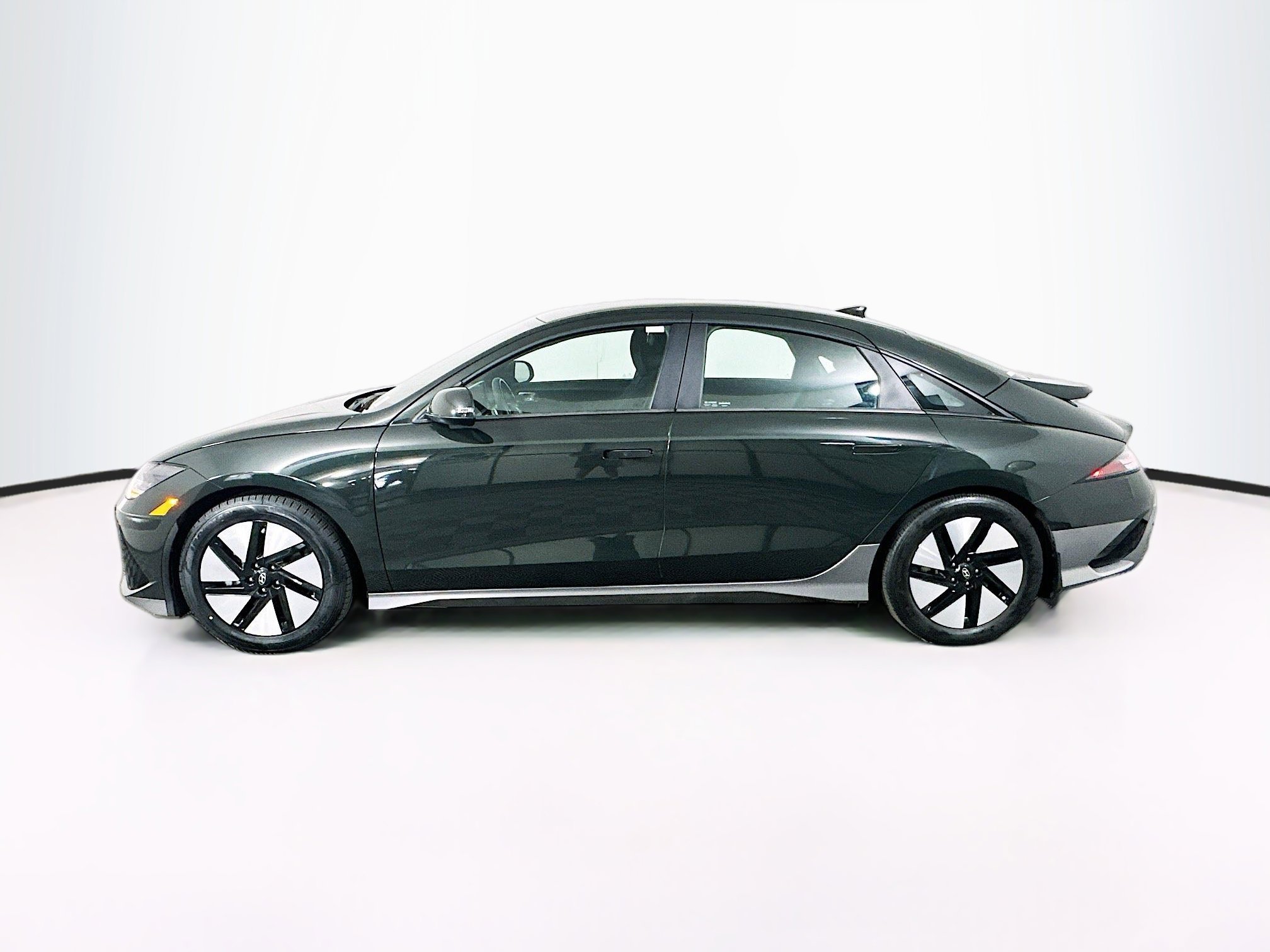 Used 2024 Hyundai Ioniq 6 SE RWD image 4