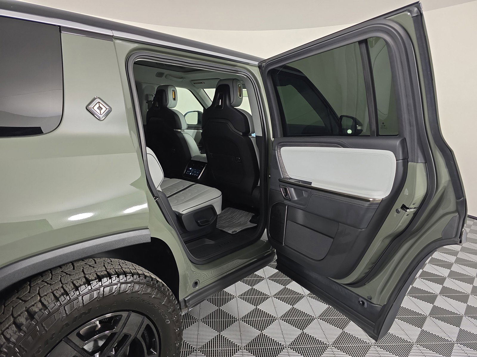 Used 2023 Rivian R1S Launch Edition image 19