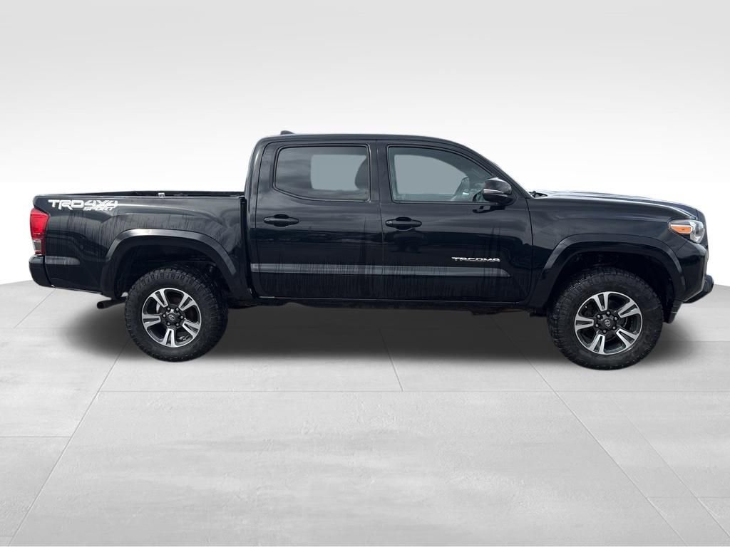 Used 2016 Toyota Tacoma TRD Sport w/ Towing Package image 5