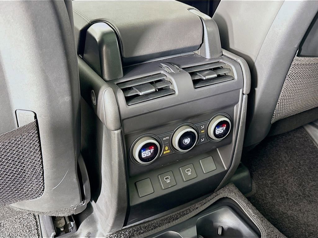 Used 2025 Land Rover Defender 130 X-Dynamic SE image 16