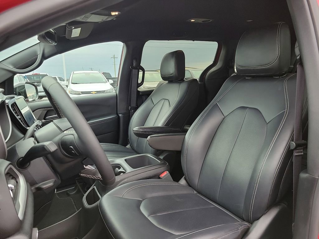 Used 2025 Chrysler Pacifica Select image 12