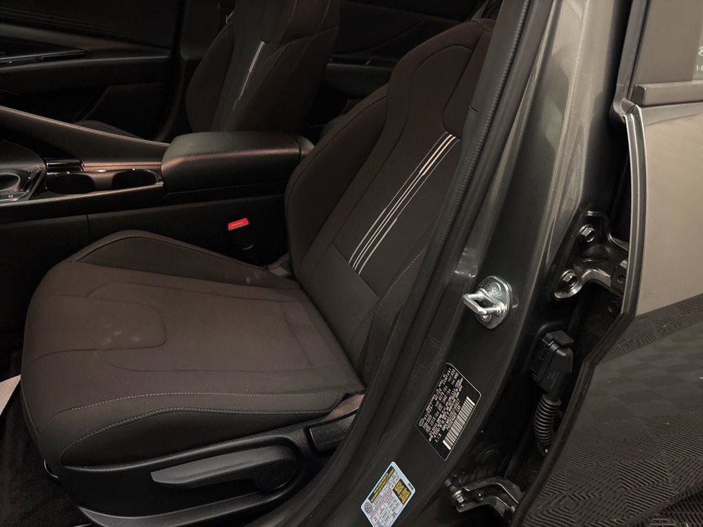 New 2025 Hyundai Elantra SEL image 11