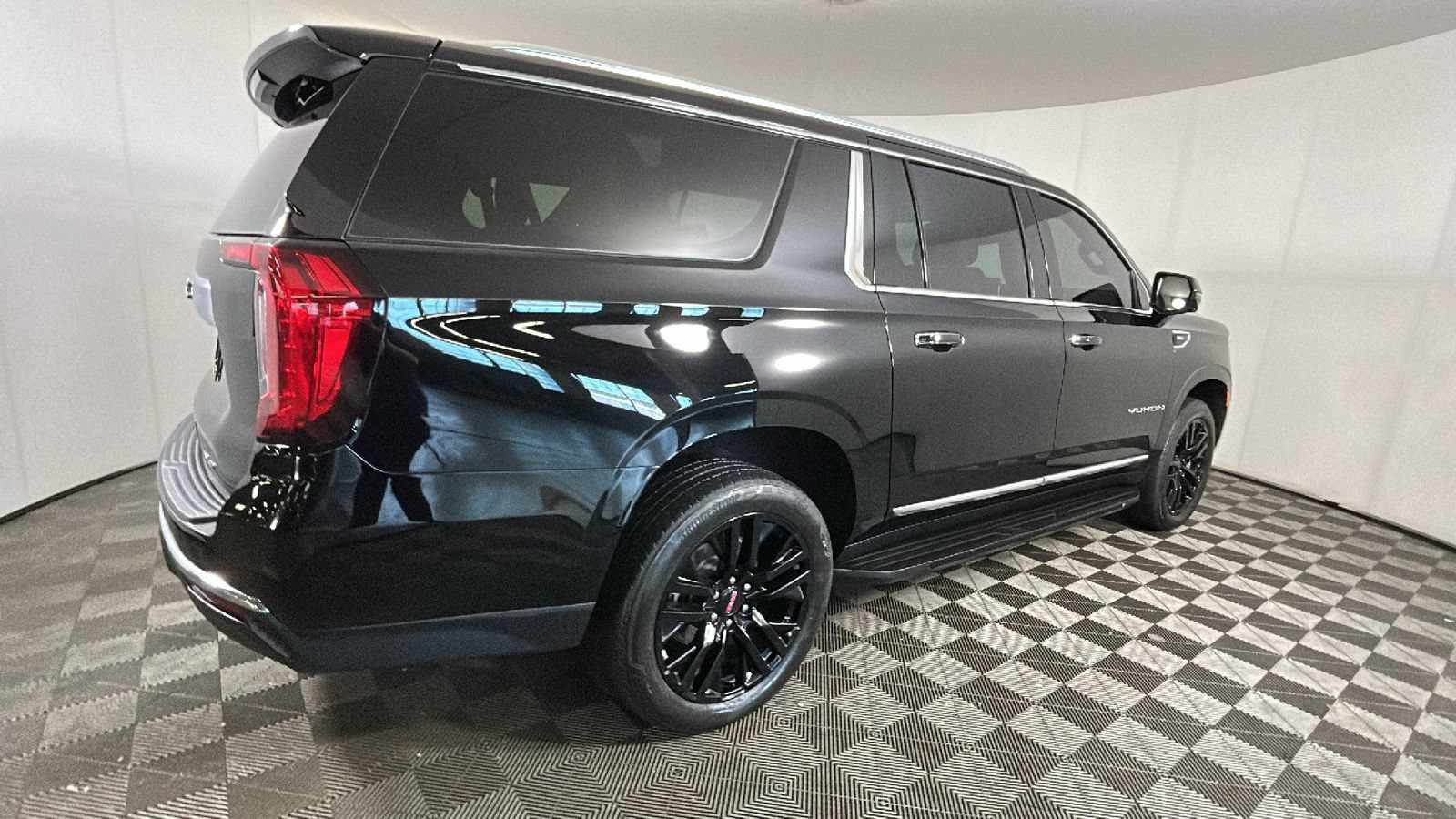 Used 2024 GMC Yukon XL SLT w/ SLT Luxury Package AWD/4WD image 3