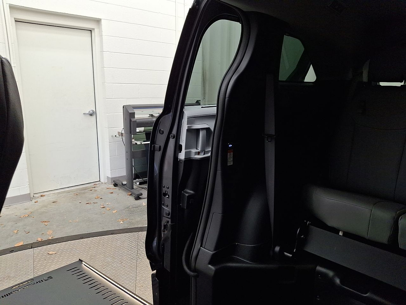 Used 2025 Toyota Sienna XLE w/ XLE Plus Package FWD image 15