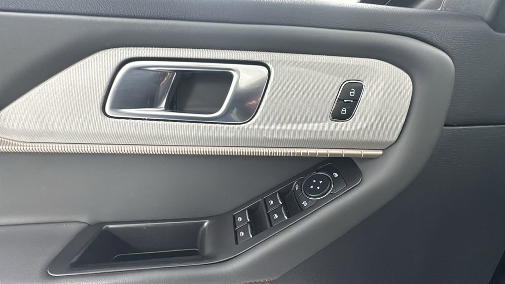 Used 2025 Ford Explorer Active image 11
