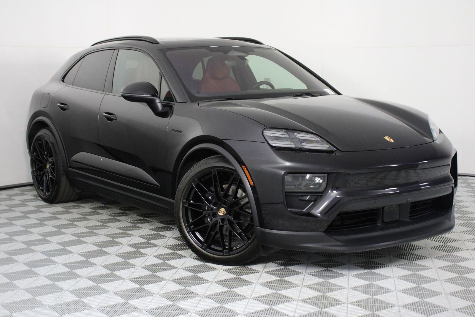 Certified 2025 Porsche Macan 4 Electric image 9