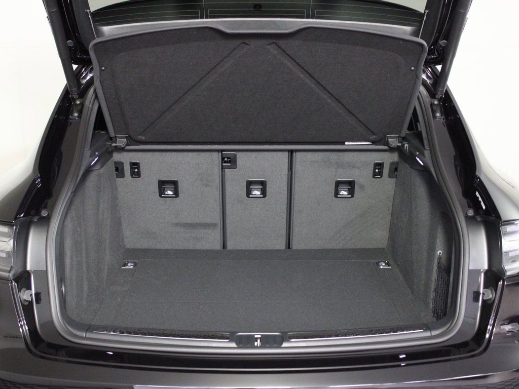 Certified 2025 Porsche Macan image 14