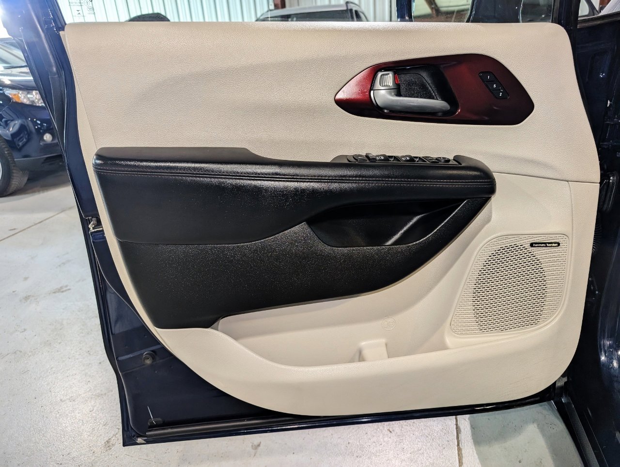 Used 2017 Chrysler Pacifica Limited image 16