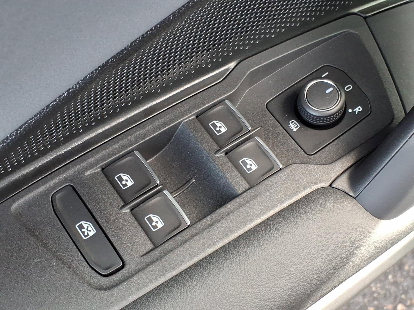 New 2026 Volkswagen Tiguan SE R-Line image 9