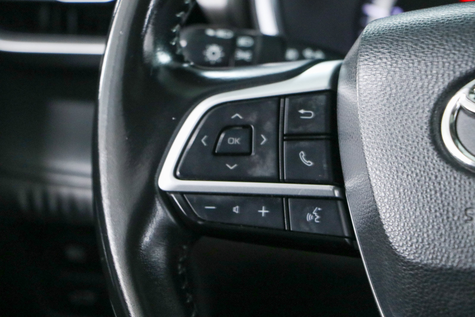 Used 2023 Toyota Highlander XLE AWD/4WD image 14