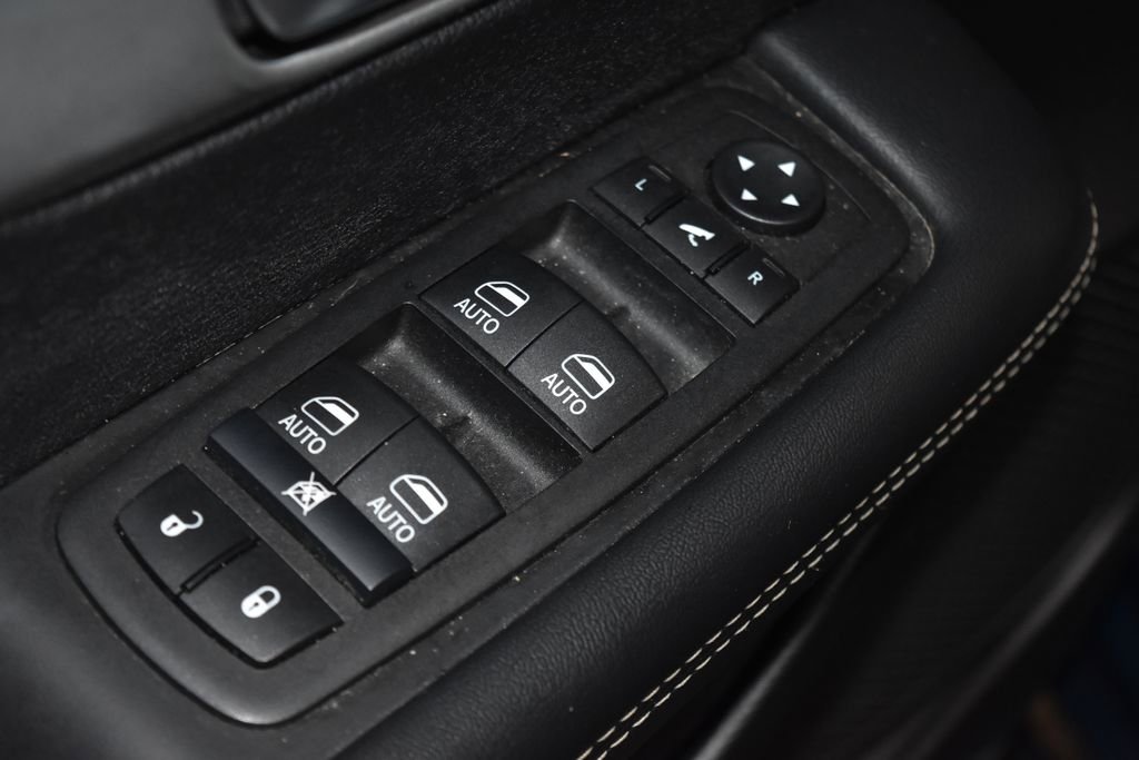 Used 2025 Chrysler Pacifica Limited image 6