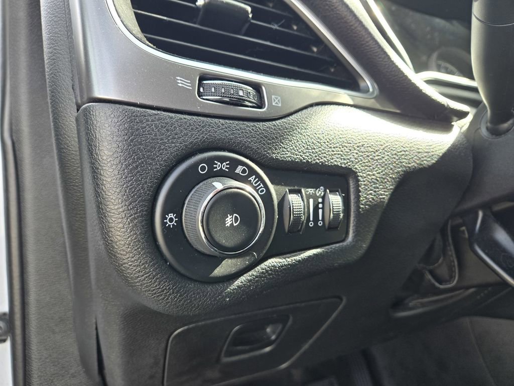 Used 2019 Jeep Cherokee Latitude Plus FWD image 11