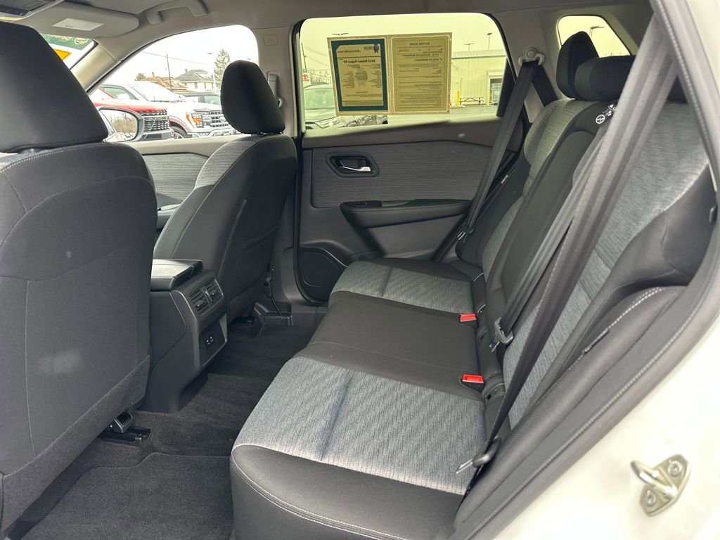 Used 2023 Nissan Rogue SV image 16