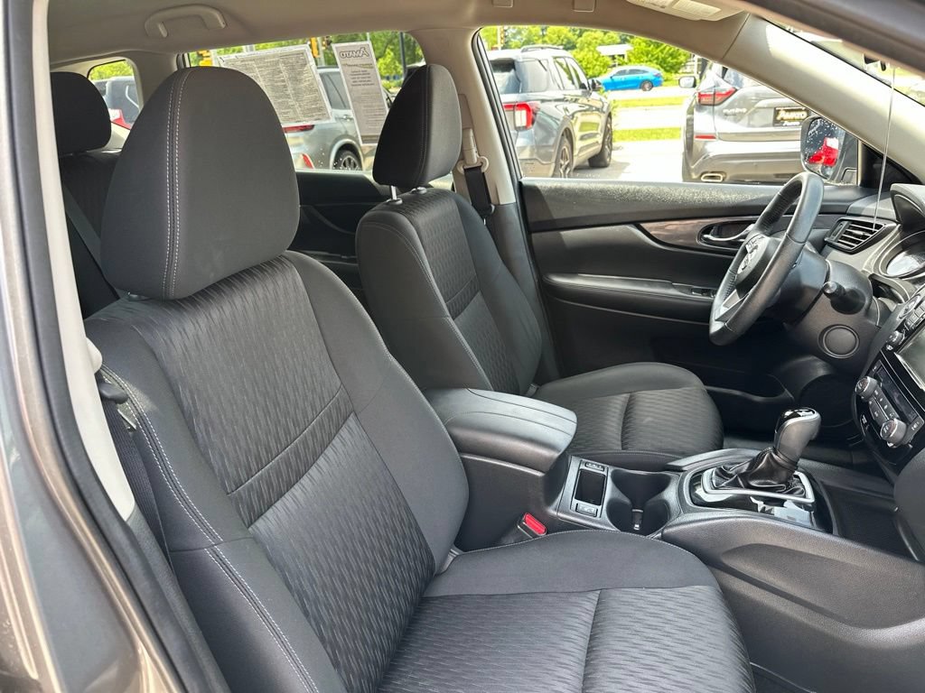 Used 2019 Nissan Rogue SV AWD/4WD image 16