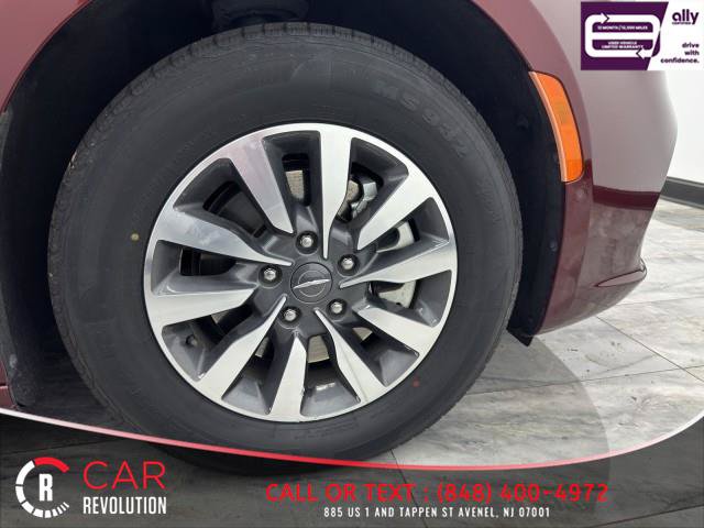 Used 2021 Chrysler Pacifica Touring-L FWD image 12