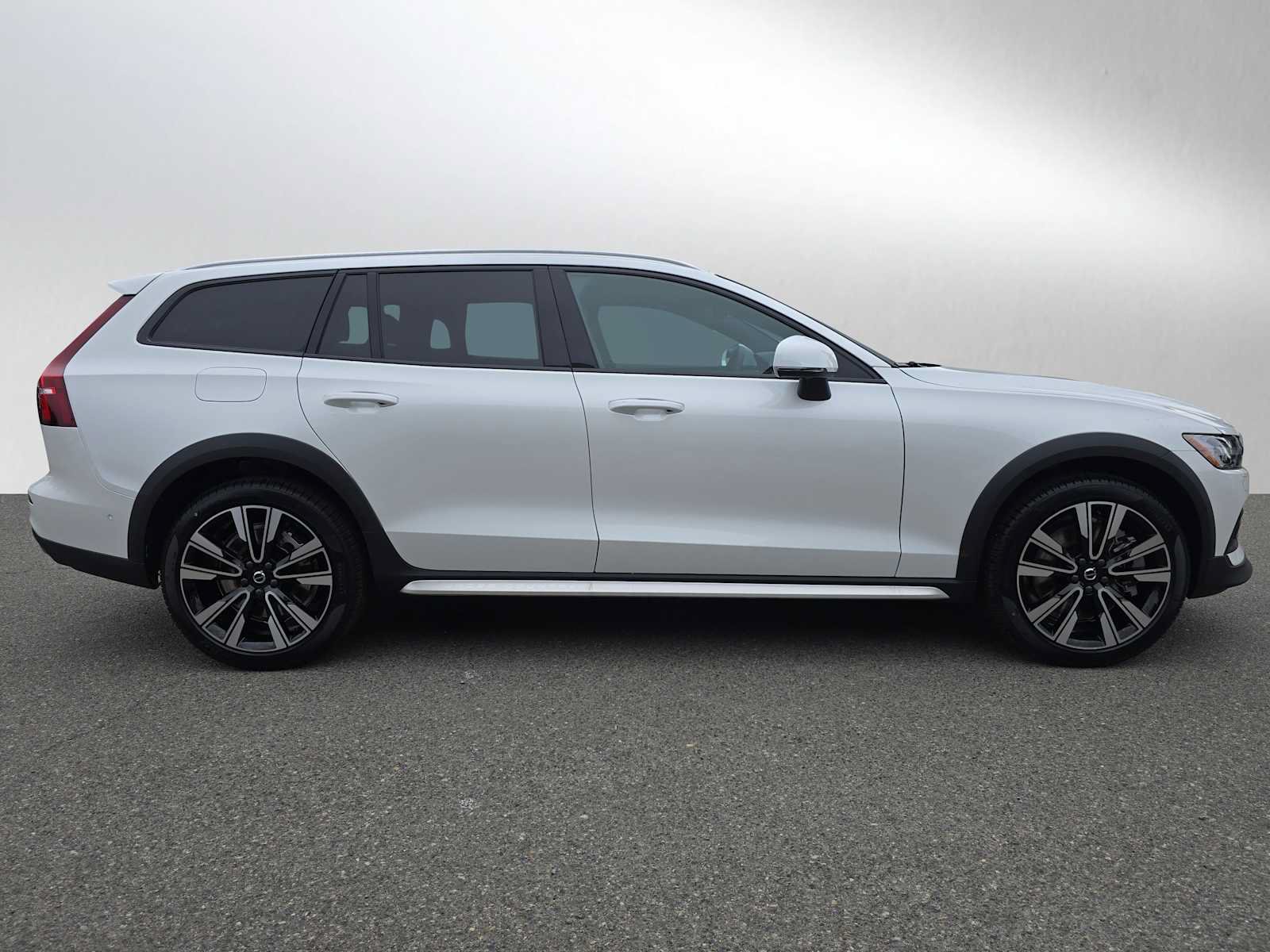 New 2026 Volvo V60 B5 Cross Country Ultra w/ Protection Package Premier AWD/4WD image 2