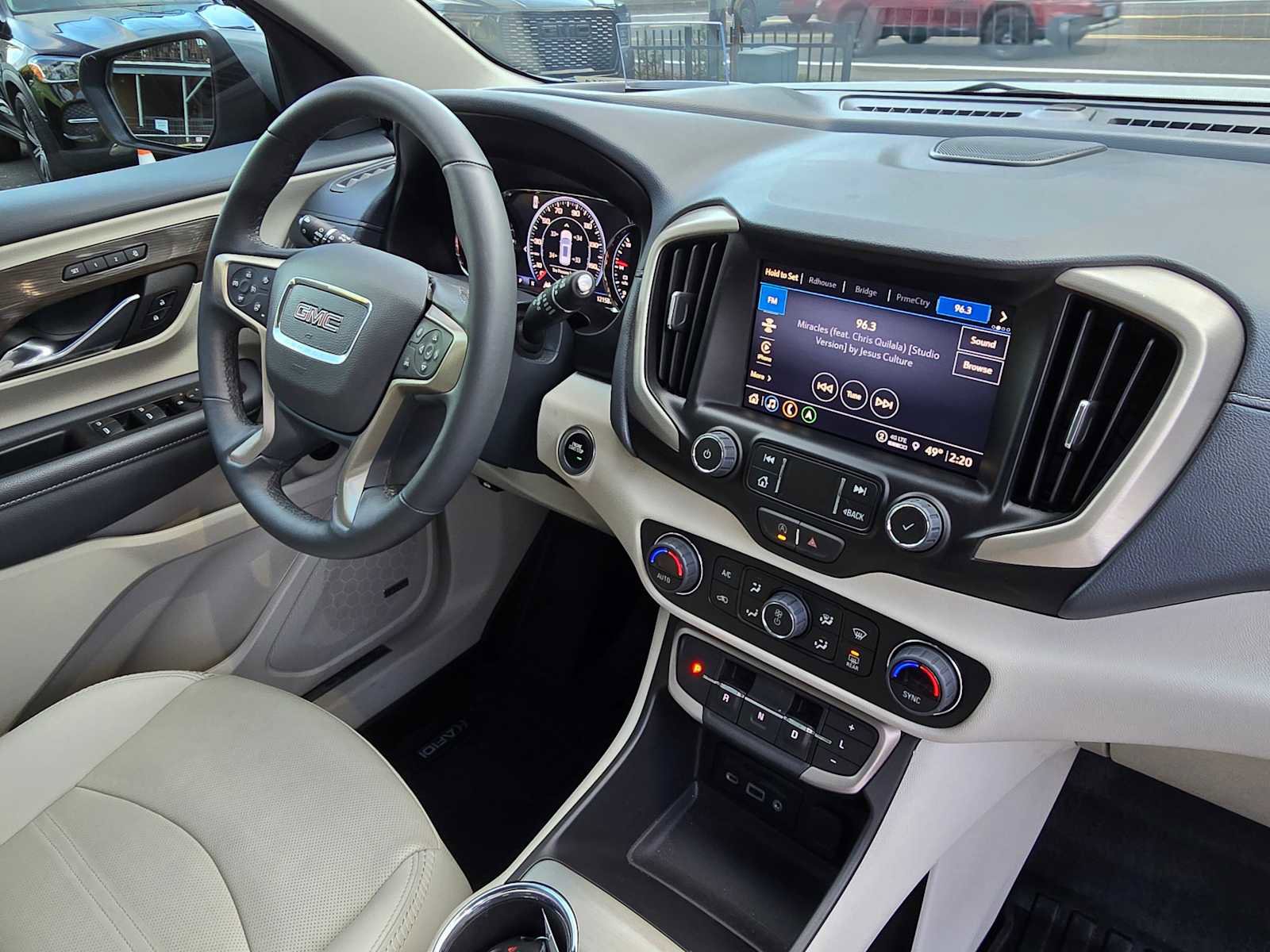 Used 2024 GMC Terrain Denali w/ Denali Premium Package image 11