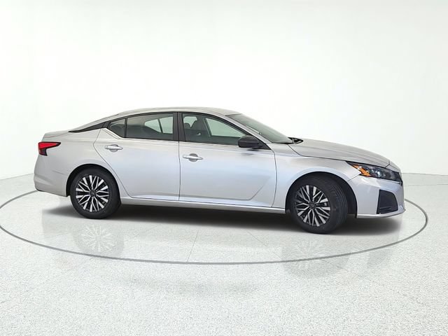 Used 2024 Nissan Altima 2.5 SV FWD image 7