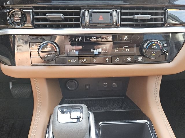 Used 2025 Nissan Pathfinder Platinum w/ Black Appearance Package FWD image 20