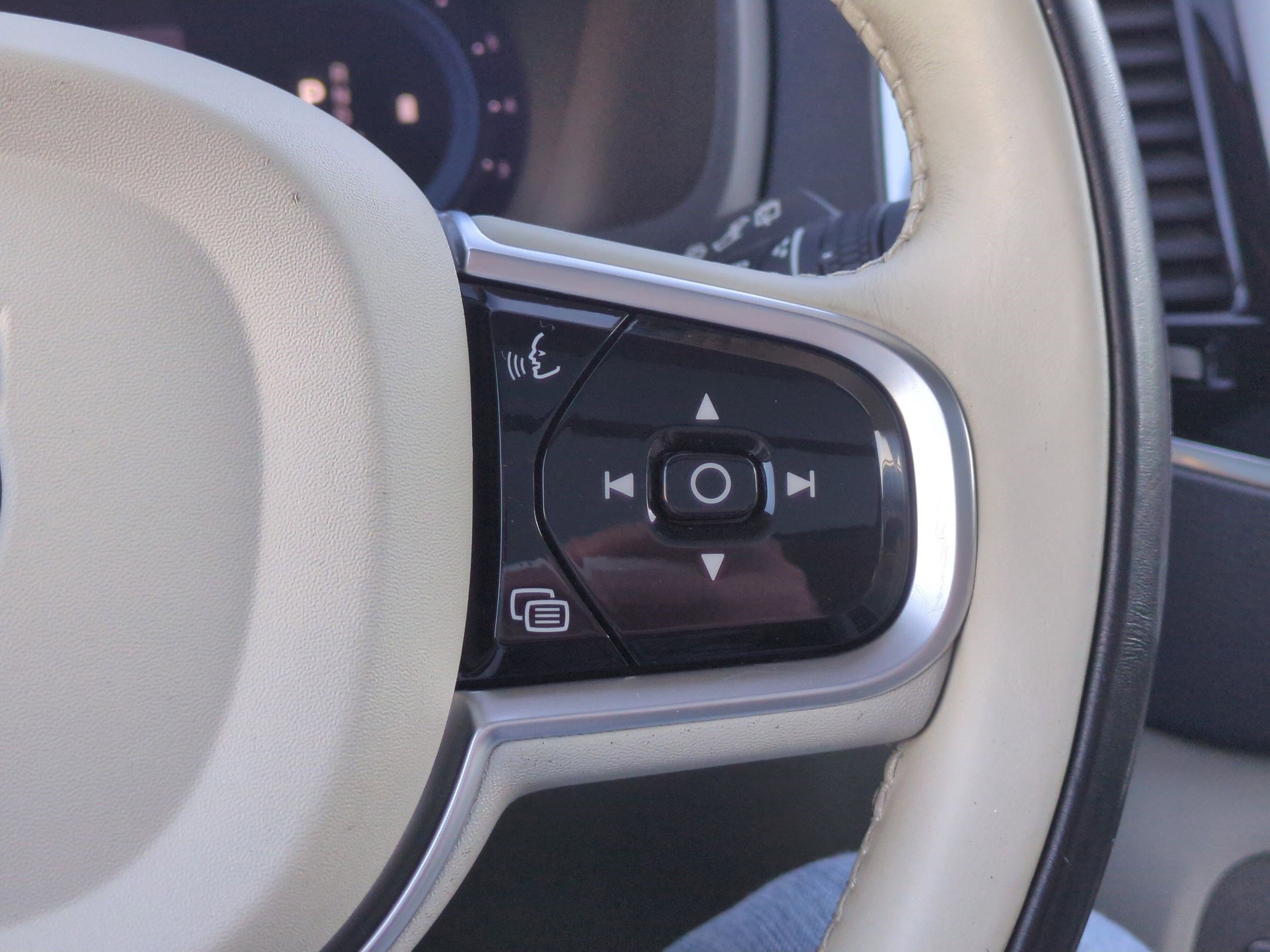 Used 2023 Volvo XC90 B5 Plus w/ Protection Package Premier image 19