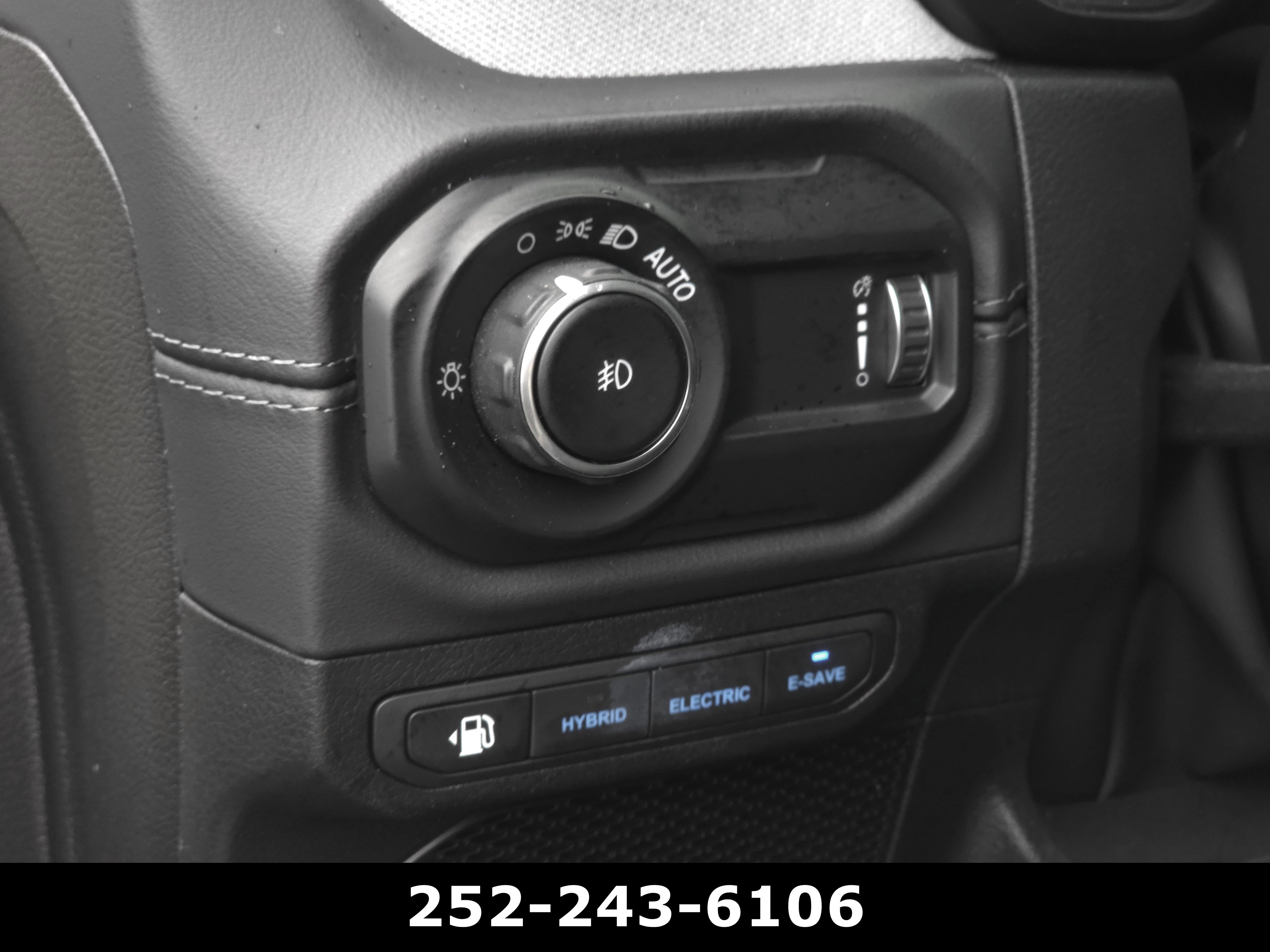 Used 2025 Jeep Wrangler Sahara image 23