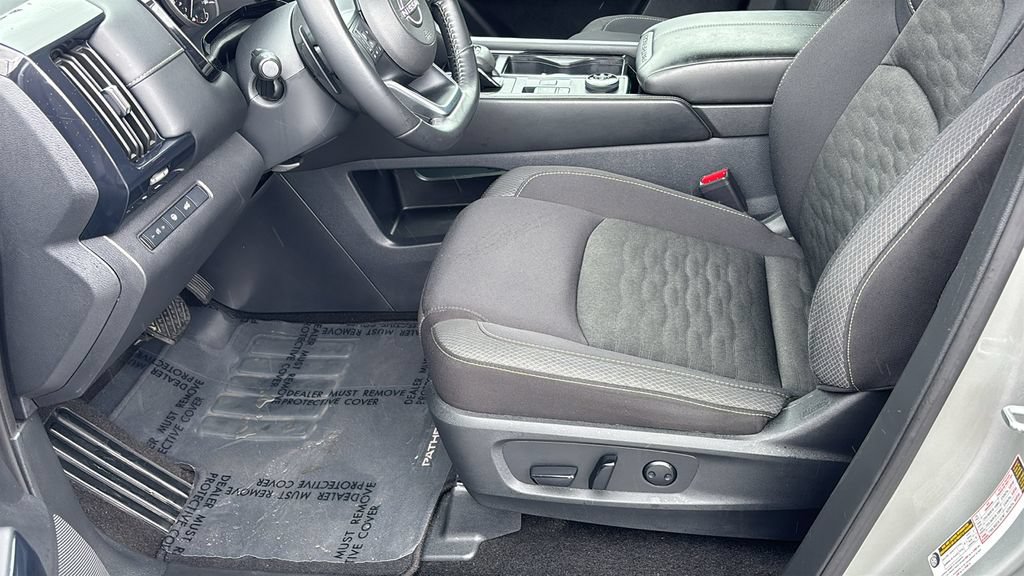 Used 2025 Nissan Pathfinder SV AWD/4WD image 28