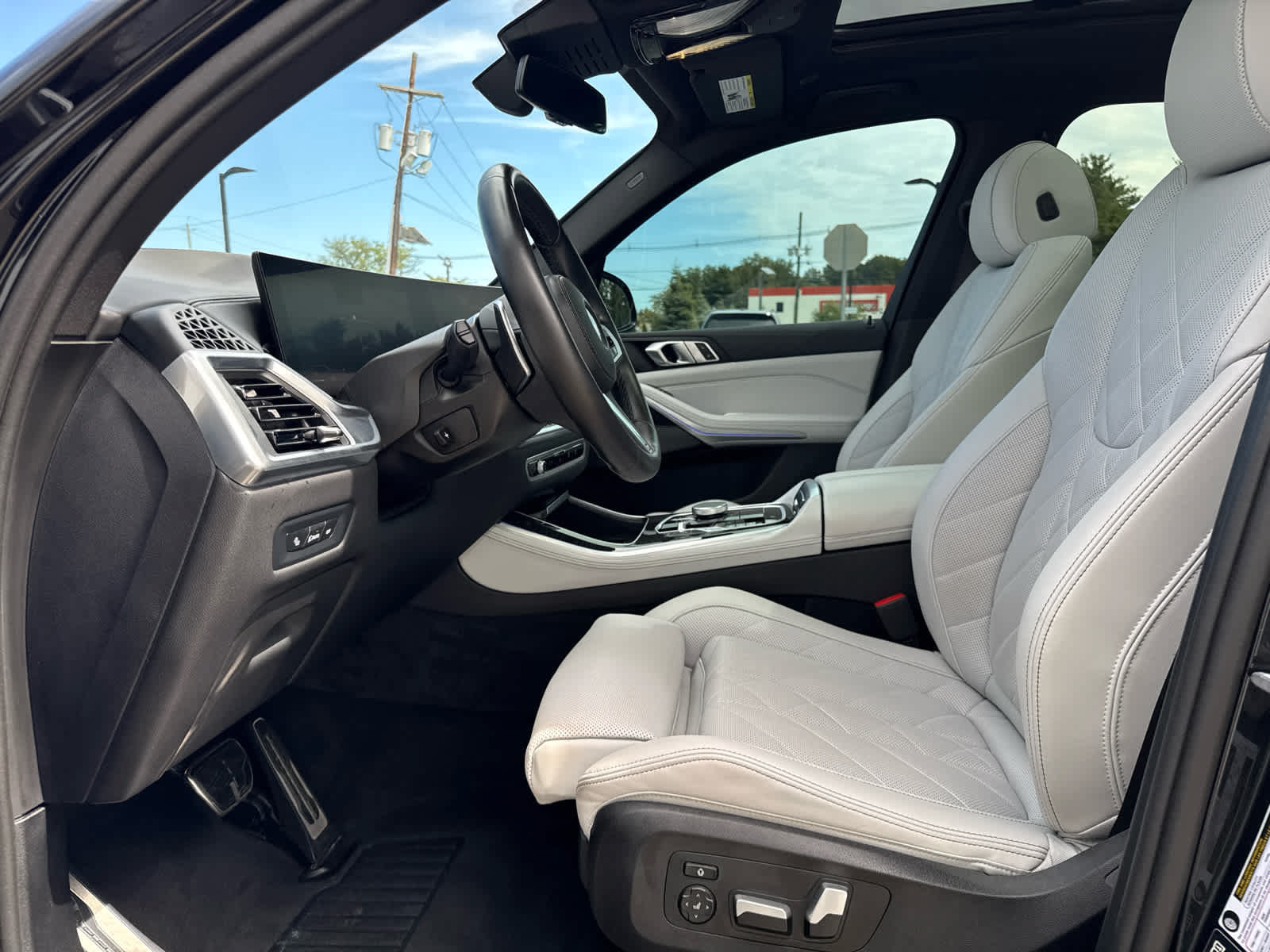 Used 2024 BMW X5 xDrive40i w/ M Sport Package AWD/4WD image 11