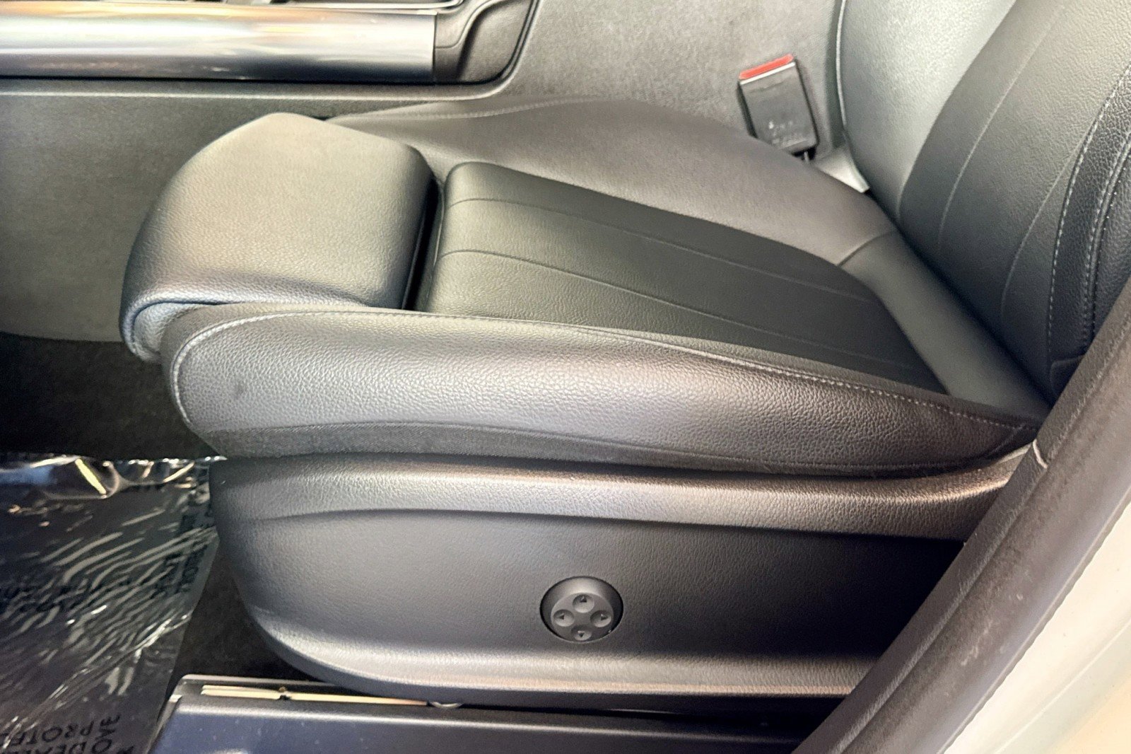 Used 2025 Mercedes-Benz GLA 250 4MATIC w/ Winter Package image 18