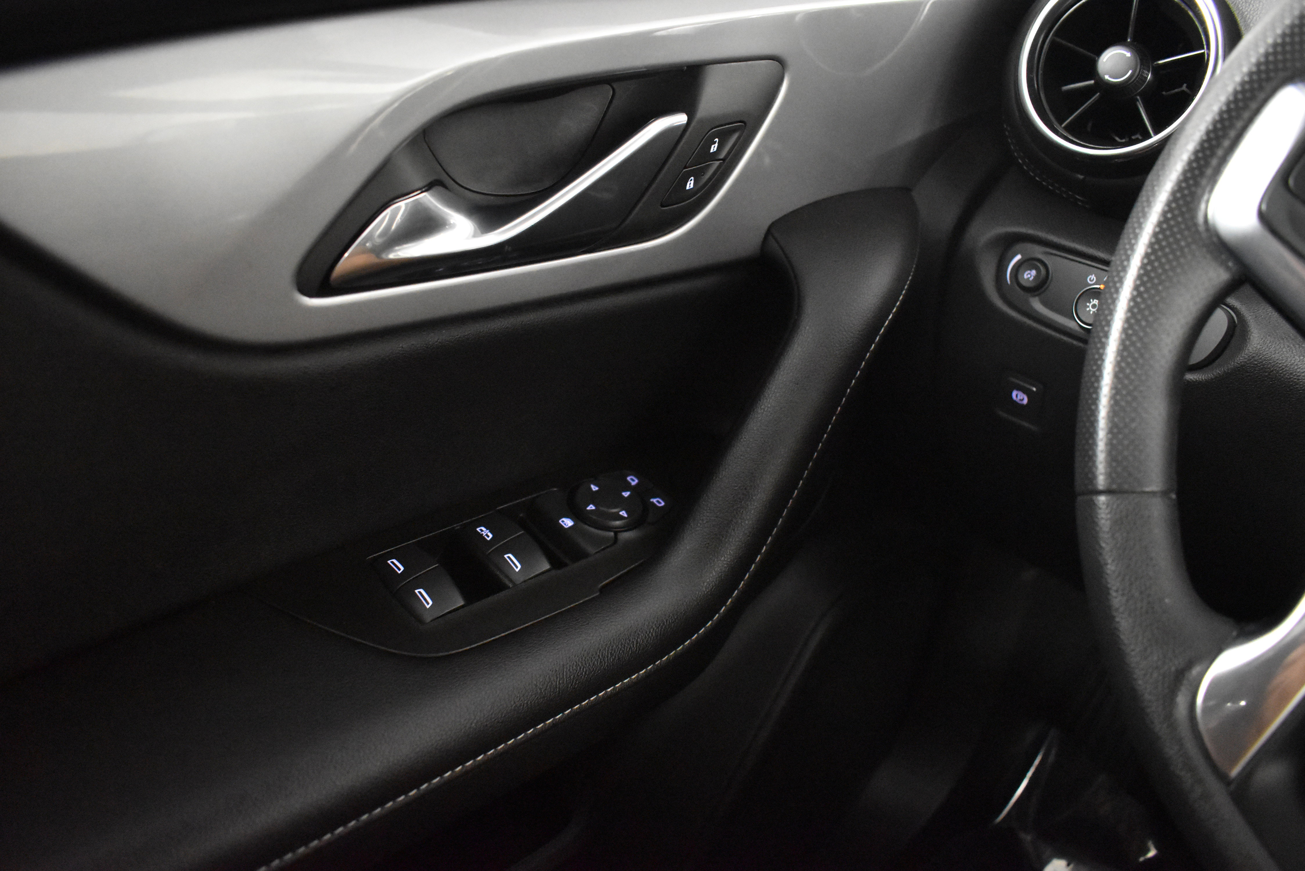 Used 2025 Chevrolet Blazer LT image 35