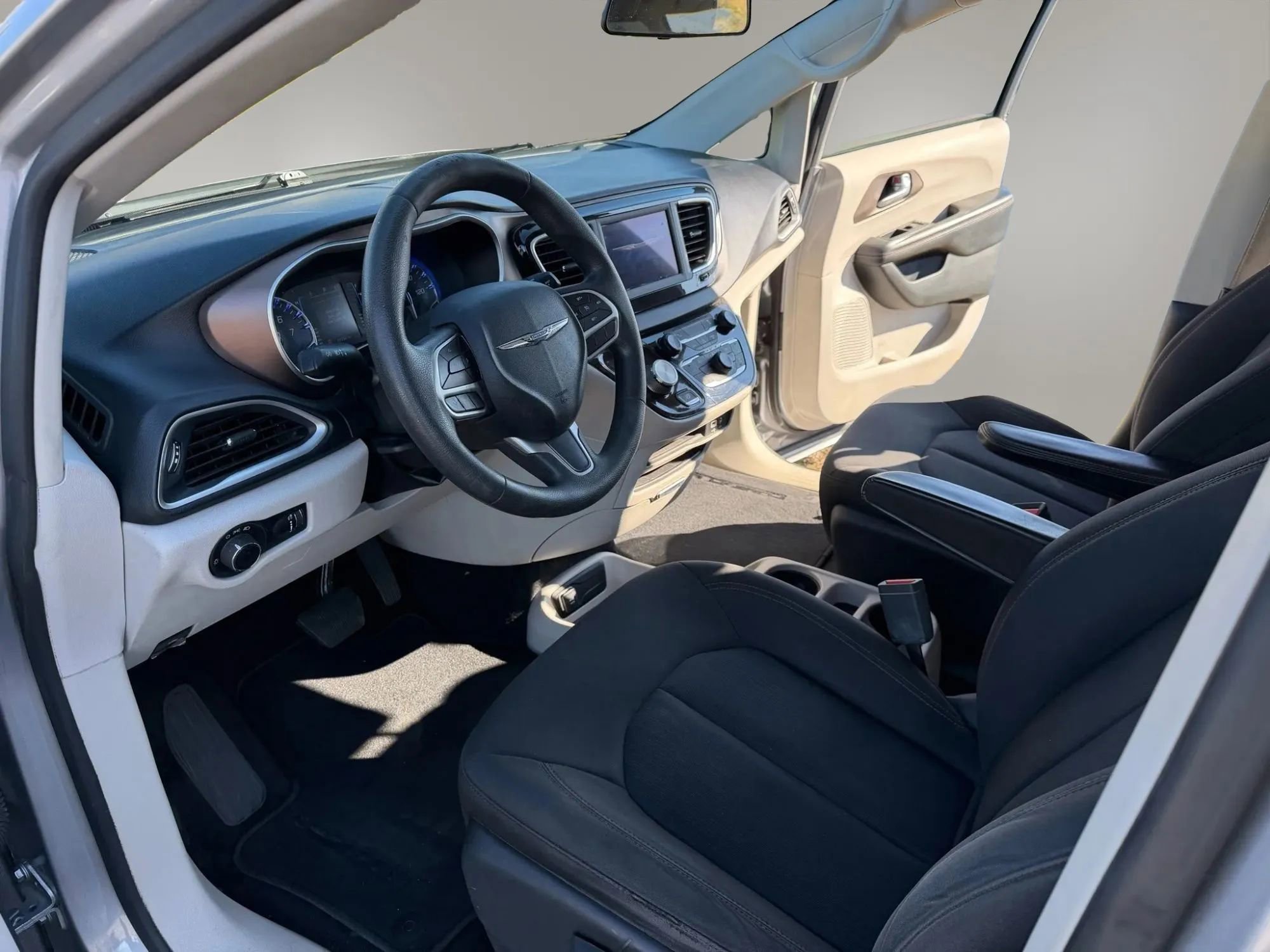 Used 2018 Chrysler Pacifica L image 10
