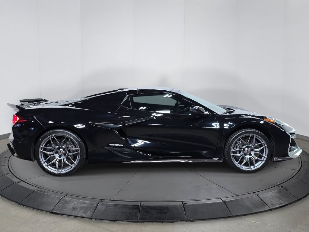 Used 2023 Chevrolet Corvette Z06 RWD image 8