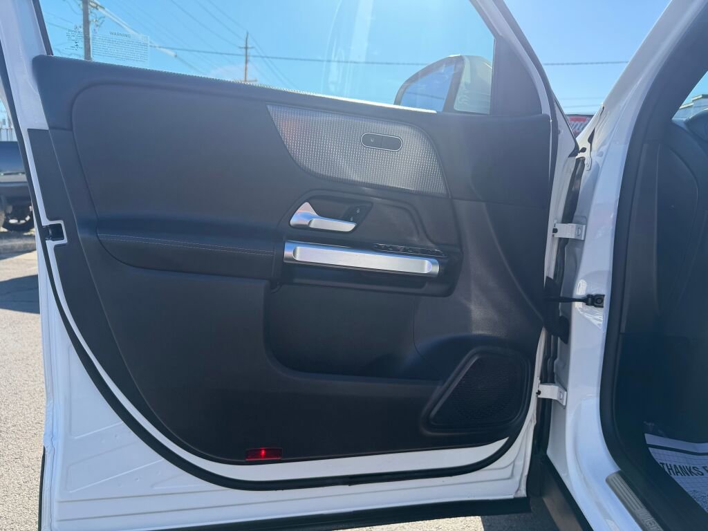 Used 2022 Mercedes-Benz GLB 250 4MATIC image 9