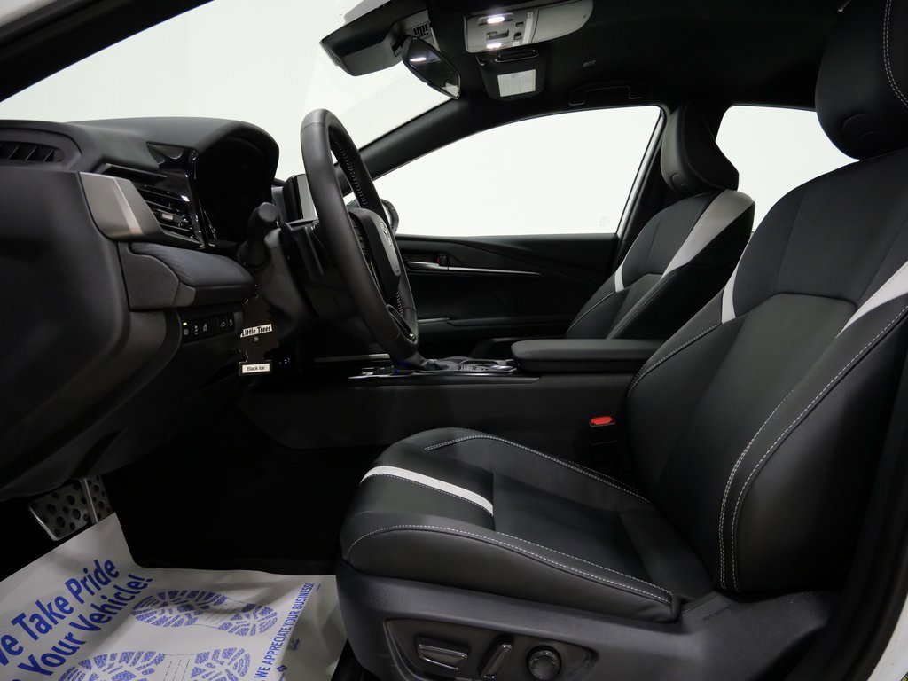 Used 2025 Toyota Camry SE image 12