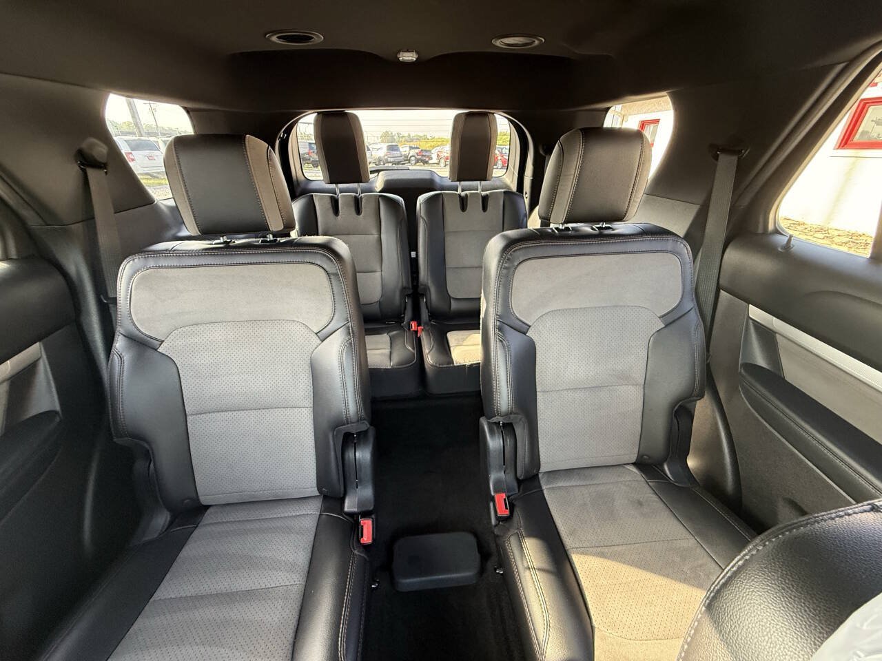 Used 2017 Ford Explorer XLT w/ Equipment Group 202A AWD/4WD image 28